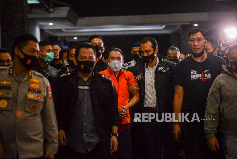 Buronan BLBI yang juga terpidana kasus cessie Bank Bali Djoko Tjandra, digiring pihak kepolisian setibanya di Bandara Halim Perdanakusuma, Jakarta, Kamis (30/7). Djoko Tjandra ditangkap pihak kepolisian setelah menjadi buron sekitar 11 tahun usai berhasil kabur dari jerat hukum pada 2009 lalu. 