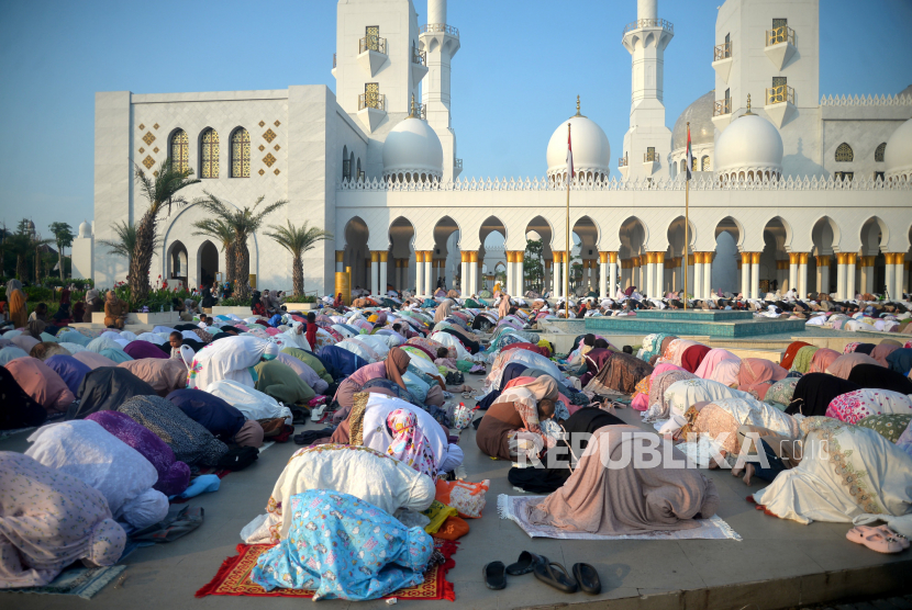 Umat Islam menunaikan sholat di Masjid Raya Sheikh Zayed, Solo, Jawa Tengah. Demi menyediakan oleh-oleh untuk pengunjung Masjid Sheikh Zayed maka konsep Pasar Ngudi Rejeki diubah. 