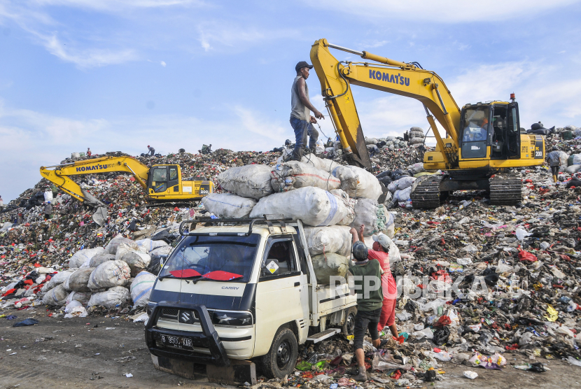 Sejumlah pemulung memindahkan limbah plastik yang sudah dipilah di Tempat Pembuangan Sampah Terpadu (TPST) Bantargebang, Bekasi, Jawa Barat, Senin (1/5/2020).  Menurut data Dinas Lingkungan Hidup DKI Jakarta, usai lebaran rata-rata jumlah sampah yang datang ke TPST Bantargebang  menurun dari tahun 2019 yaitu 7