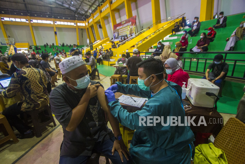  6.000 Vaksin untuk Warga Banjarmasin dalam Gebyar Vaksinasi. Petugas kesehatan menyuntikkan vaksin COVID-19 pada warga saat vaksinasi COVID-19 massal di GOR Hasanuddin HM, Banjarmasin, Kalimantan Selatan, Sabtu (26/6/2021). Dinas Kesehatan bersama TNI dan POLRI menggelar vaksinasi COVID-19 massal dalam rangka target satu juta vaksin yang menjadi program pemerintah pusat dengan sasaran lansia, pralansia, guru/dosen, ODGJ, disabilitas, masyarakat umum dan masyarakat rentan untuk mencapai kekebalan komunal atau herd immunity menuju Indonesia sehat bebas COVID-19. ANTARA FOTO/Bayu Pratama S/rwa.