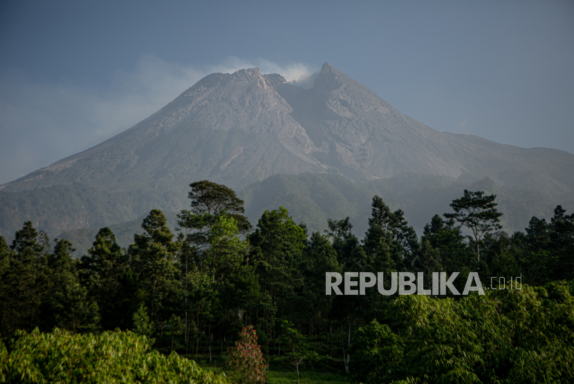 Asap solfatara keluar dari kubah lava Gunung Merapi terlihat dari Cangkringan, Sleman, DI Yogyakarta, Sabtu (26/8/2023). 