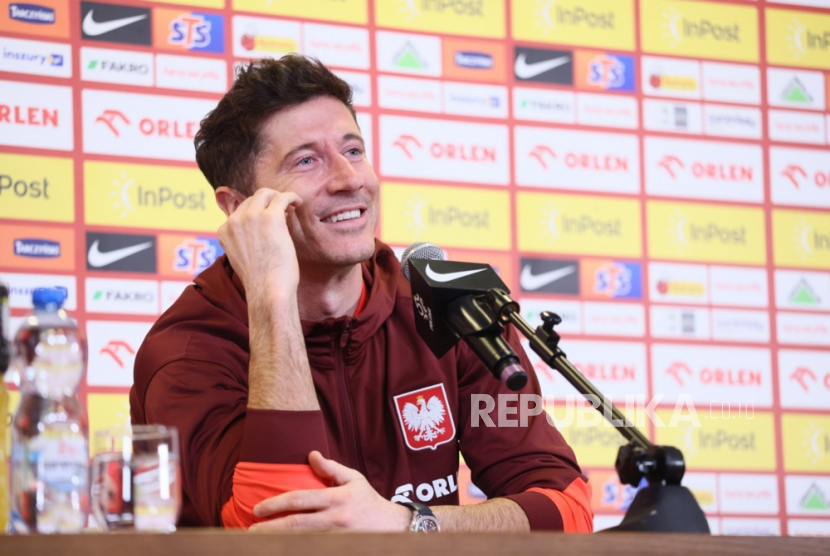 Poland player Robert Lewandowski attends a press conference in Warsaw, Poland, 18 March 2024. Poland faces Estonia in a UEFA EURO 2024 play-offs semi-finals match on 21 March.  