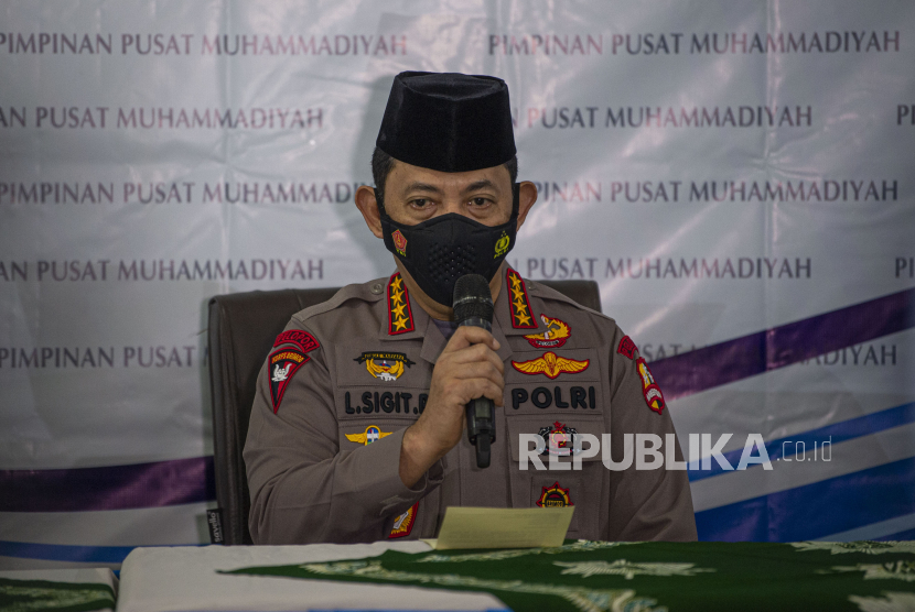 Kapolri Jenderal Pol Listyo Sigit Prabowo menyampaikan keterangan pers saat bersilaturahmi di Kantor Pusat PP Muhammadiyah, Jakarta, Jumat (29/1/2021). Silaturahmi tersebut dalam rangka menjaga sinergitas dan soliditas yang selama ini sudah terjalin antara Polri dan Muhammadiyah. 