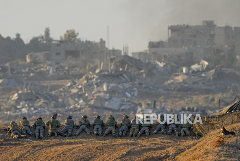 Tentara Israel mengambil posisi di dekat perbatasan Jalur Gaza di Israel selatan, Senin, (11/12/2023).