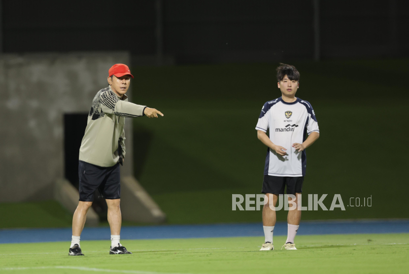 Pelatih Timnas Indonesia Shin Tae Yong memimpin latihan jelang laga Kualifikasi Piala Dunia 2026 melawan Arab Saudi, Selasa (3/9/2024).