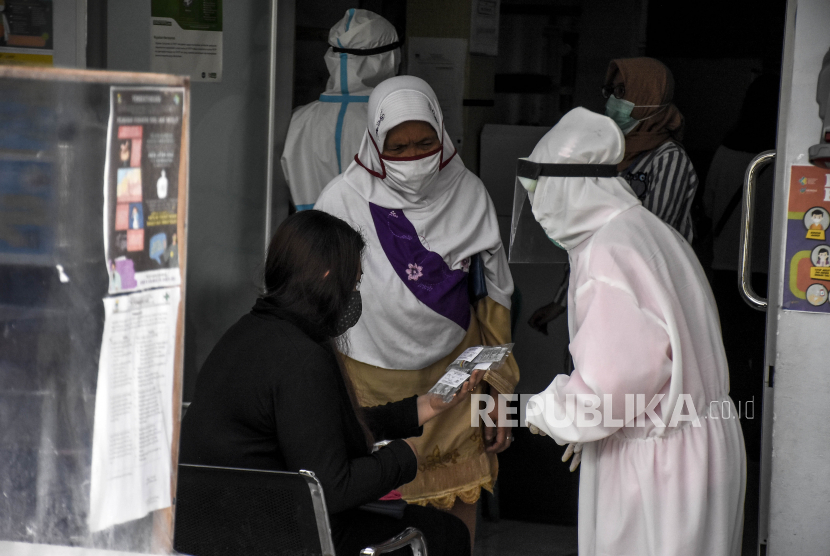 Petugas kesehatan melayani pengunjung di Puskesmas Dago, Jalan Ir H Juanda, Kota Bandung. Ilustrasi