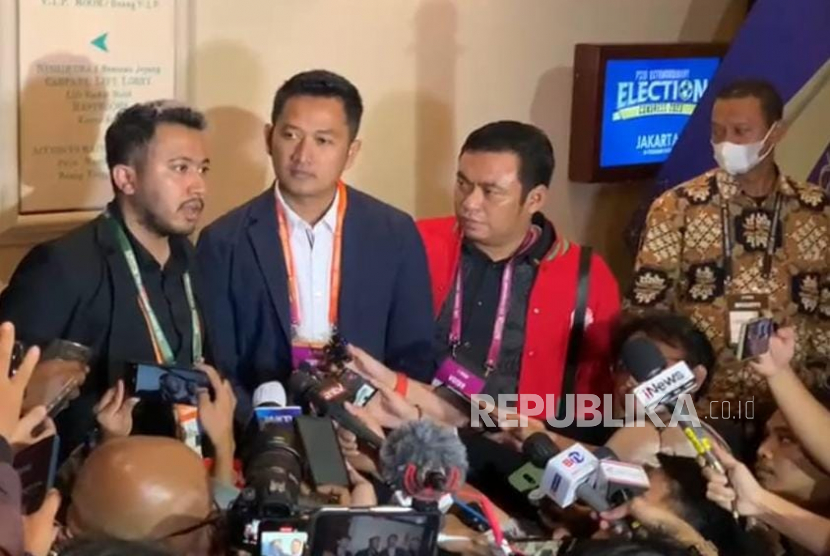 Anggota Exco PSSI periode 2023-2027 Muhammad (kiri) usai KLB PSSI 2023 di Hotel Shangri-La, Jakarta, Kamis (16/2/2023). 