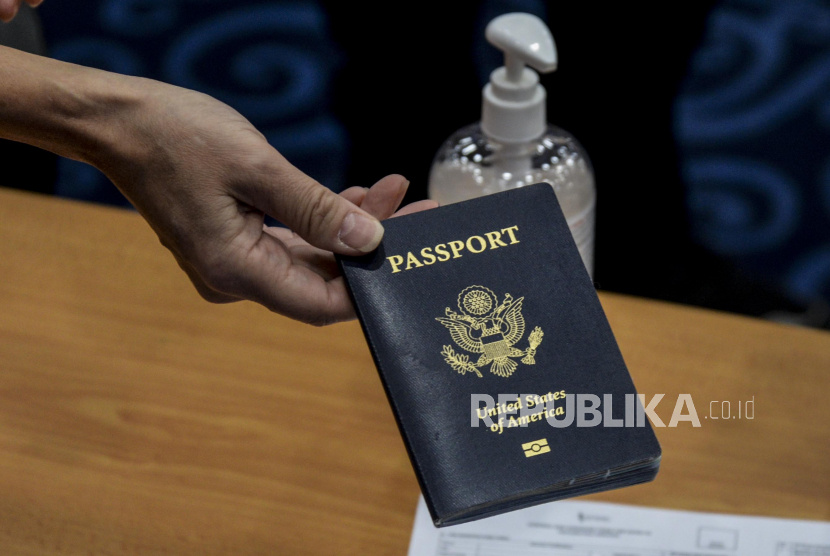 WNA memperlihatkan paspornya. WNA atau bule asal Rusia akan dideportasi setelah berfoto di area suci umat Hindu di Bali (ilustrasi)