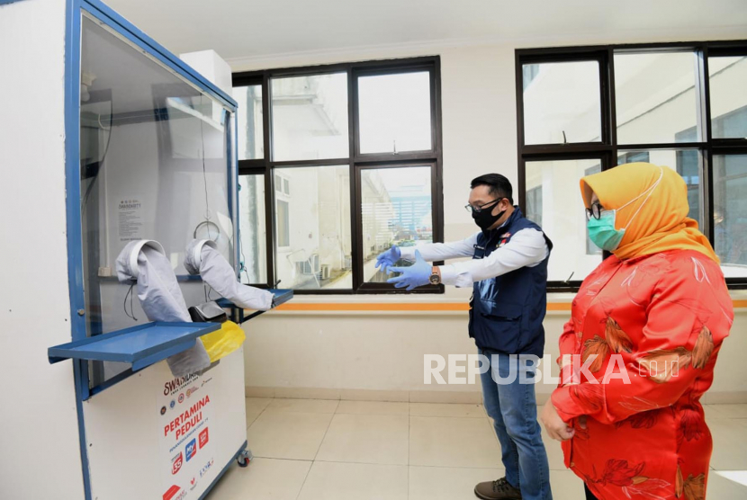 Gubernur Jawa Barat Ridwan Kamil (Emil) didampingi Ketua TP PKK Provinsi Jabar Atalia Kamil meninjau fasilitas layanan kesehatan di Rumah Sakit Umum Pusat (RSUP) Dr Hasan Sadikin (RSHS), Kota Bandung, Sabtu (30/5). Dalam kunjungan tersebut Emil menegaskan bahwa RSHS Bandung telah siap membuka kembali layanan kesehatan non-COVID-19 bagi masyarakat