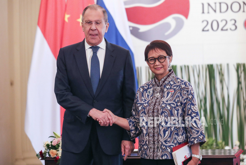 Menlu Rusia Sergei Lavrov (kiri) disambut oleh Menlu Indonesia Retno Marsudi setibanya untuk pertemuan trilateral antara Indonesia, Rusia dan China.