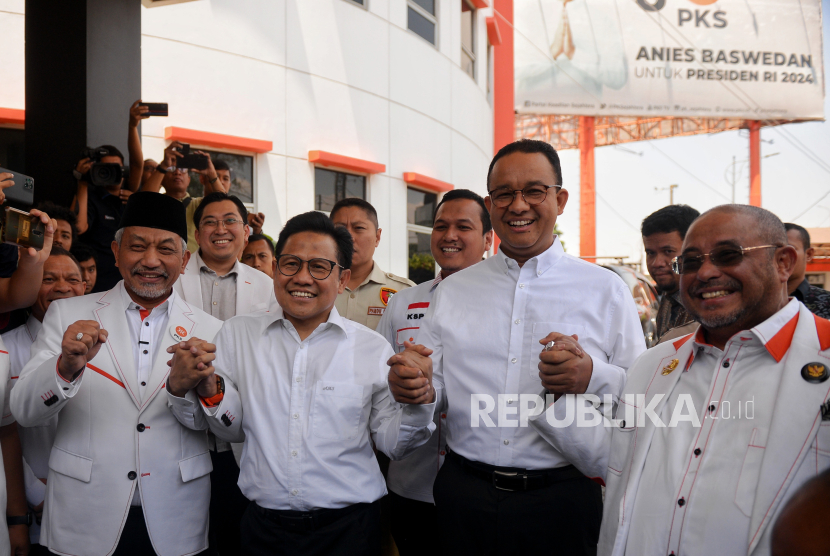 Presiden Partai Keadilan Sejahtera (PKS) Ahmad Syaikhu (kiri) bersama Sekjen PKS Aboe Bakar Al-Habsyi (kanan) befoto bersama saat kedatangan Bakal Calon Presiden Anies Baswedan (kanan) dan Bakal Calon Wakil Presiden Muhaimin Iskandar (kiri) di kantor DPP PKS, Jakarta, Selasa (12/9/2023). Kunjungan ini merupakan kunjungan pertama Anies - Cak Imin (AMIN) ke kantor DPP PKS usai dideklarasikan sebagai pasangan capres dan cawapres pada Pilpres 2024. Pertemuan tersebut dilakukan oleh tiga partai Koalisi Perubahan untuk Persatuan (KPP) yang dihadiri sejunlah petinggi partai dari PKS, PKB dan Nasdem untuk membahas tentang kerjasama politik.