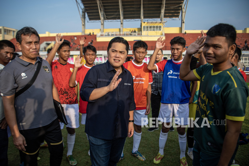 Ketum PSSI Erick Thohir (tengah) didampingi pelatih timnas U-17 Bima Sakti (kiri) berbincang dengan calon pemain timnas sepak bola U-17 di Jakabaring Sport City (JSC), Palembang,Jumat (14/7/2023).