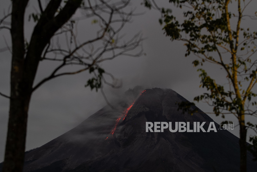 Lava pijar berguguran dari puncak Gunung Merapi.