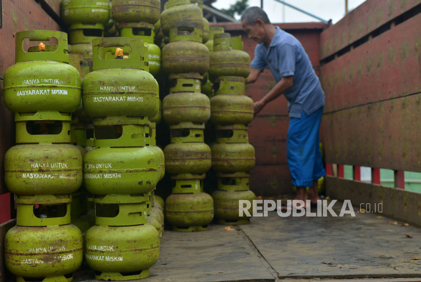 Pekerja menata tabung gas LPG 3 kilogram bersubsidi di salah satu agen di Kawasan Rawasari, Jakarta, Senin (26/12/2022). PT Pertamina (Persero) sedang melakukan uji coba pembelian LPG 3 kg atau elpiji gas melon di lima kecamatan dengan menggunakan KTP.