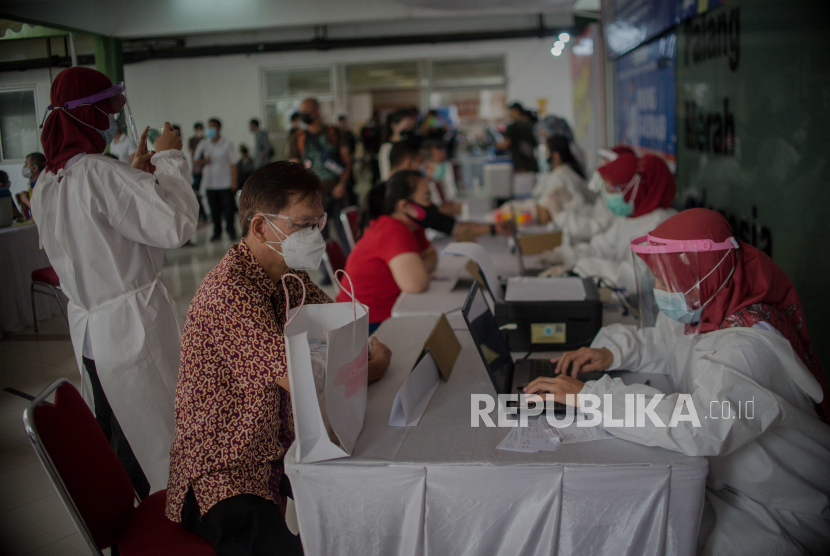  Pedagang pasar Tanah Abang melakukan registrasi sebelum vaksinasi covid-19 di Pasar Tanah Abang Blok A, Jakarta, Rabu (17/1). Pemerintah pusat melalui Kementerian Kesehatan menggelar vaksinasi tahap kedua untuk pedagang pasar Tanah Abang dengan target 1.500 orang pedagang pada hari ini. Republika/Thoudy Badai