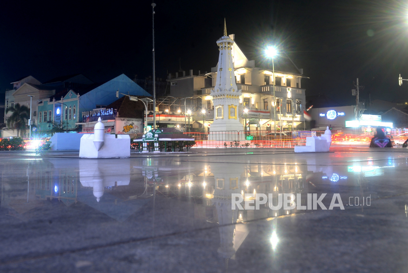 Pemandangan Tugu Pal Putih saat senja di Yogyakarta, Selasa (9/8/2022). Kawasan Tugu Pal Putih menjadi salah satu primadona pengunjung menghabiskan saat senja. Tugu Pal Putih Merupakan bagian dalam sumbu filosofis Yogyakarta, sebuah jalan atau garis membentang lurus yang menghubungkan Tugu Pal Putih, Malioboro, Keraton Yogyakarta, dan Panggung Krapyak. Garis membentang lurus itu merupakan garis imajiner memiliki makna mendalam.