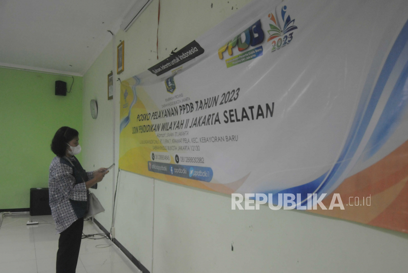 Orang tua calon peserta didik mencatat nomor pengaduan pendaftaran Penerimaan Peserta Didik Baru (PPDB). Disdukcapil DKI sebut ada 2 ribu warga pindah ke Jakarta menjelang PPDB 2023.