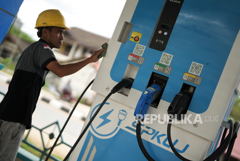 Petugas membersihkan unit SPKLU (ilustrasi). PT PLN (Persero) menghadirkan Stasiun Pengisian Kendaraan Listrik Umum (SPKLU) fast charging pertama di Kota Payakumbuh, Sumatra Barat dengan daya sebesar 82,5 kVA.