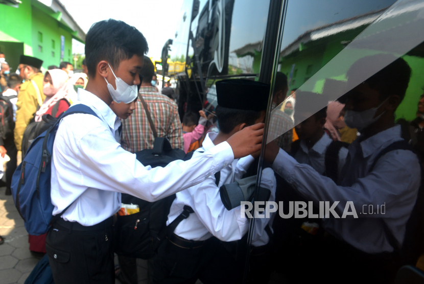 Santri naik bus untuk kembali ke Pondok Pesantren Modern Gontor di Halaman Parkir Bandara Adisucipto, Yogyakarta, Rabu (11/5/2022). 