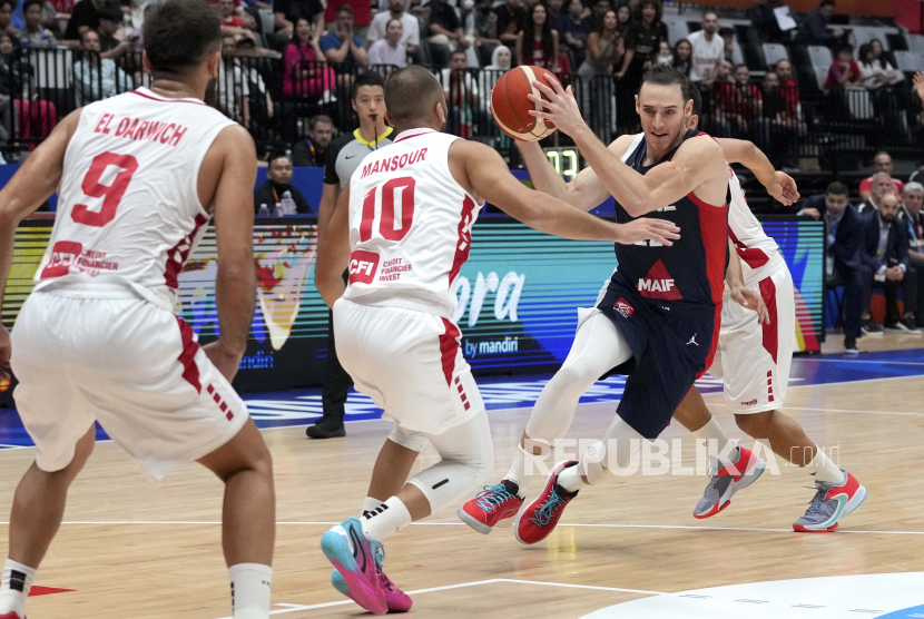 Para pebasket timnas Lebanon (jersey putih) dalam babak fase grup FIBA World Cup 2023 di Indonesia Arena, Gelora Bung Karno, Jakarta, pekan ini.