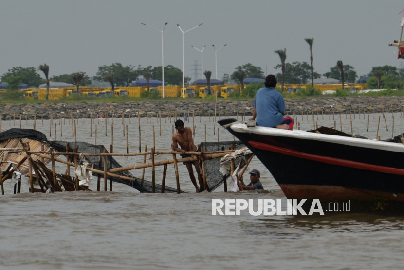 Personil TNI AL bersama warga membongkar pagar laut di Perairan Tanjung Pasir, Kabupaten Tangerang, Banten, Sabtu (18/1/2025). TNI Angkatan Laut bersama dengan nelayan membongkar pagar laut misterius sepanjang 30,16 km di Kabupaten Tangerang, secara manual. Pembongkaran pagar laut dipimpin langsung oleh Komandan Pangkalan Utama AL (Danlantamal) III Jakarta Brigadir Jenderal (Mar) Harry Indarto.