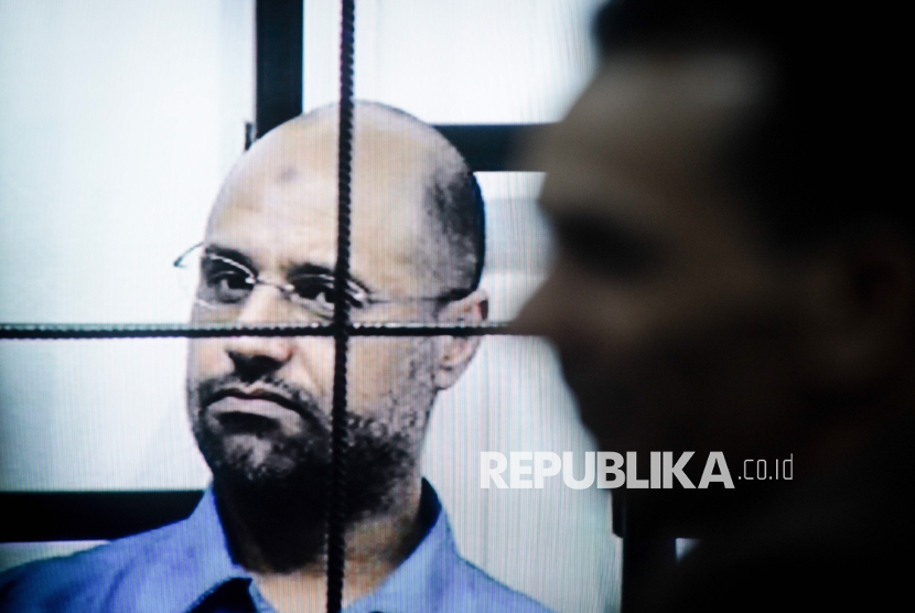 Saif al-Islam, putra mantan pemimpin Libya Muammar Gaddafi, tampak di layar saat menjalani persidangan di Tripoli, Libya, 27 April 2014.