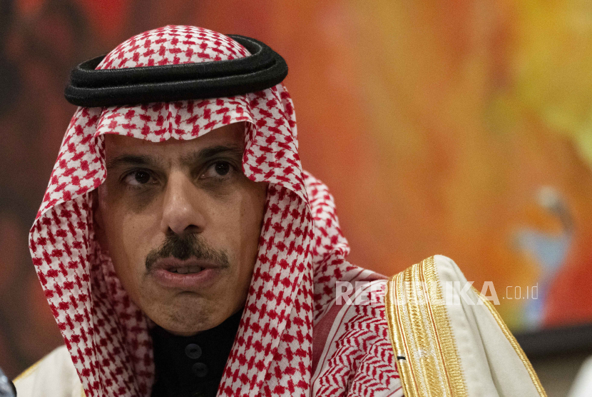Menteri Luar Negeri Saudi Pangeran Faisal bin Farhan menghadiri konferensi pers tentang perang Israel-Hamas Jumat, (8/12/2023), di Washington.