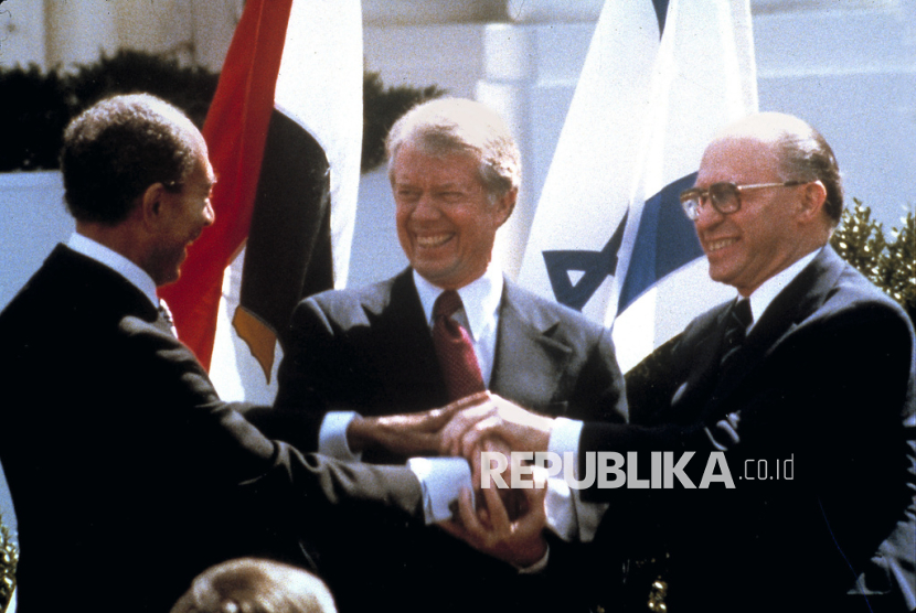 Presiden Mesir Anwar Sadat, Presiden AS Jimmy Carter, dan Perdana Menteri Israel Menachem Begin saat menyelesaikan penandatanganan perjanjian damai Mesir-Israel di Washington pada 26 Maret 1979.