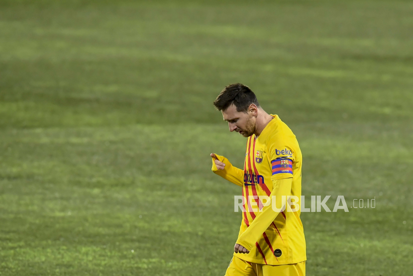  Pemain Barcelona Lionel Messi menunduk saat pertandingan sepak bola La Liga Spanyol antara Huesca dan FC Barcelona di stadion El Alcoraz di Huesca, Spanyol, Minggu, 3 Januari 2021.