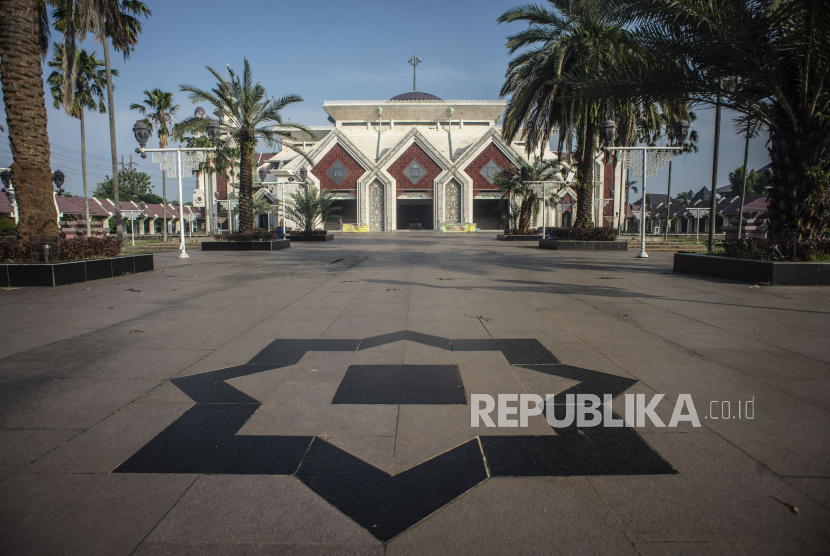 Pasukan oranye menyambut bulan Ramadhan membersihkan Masjid At-Tin di Pinang Ranti, Kecamatan Makasar, Jakarta Timur.