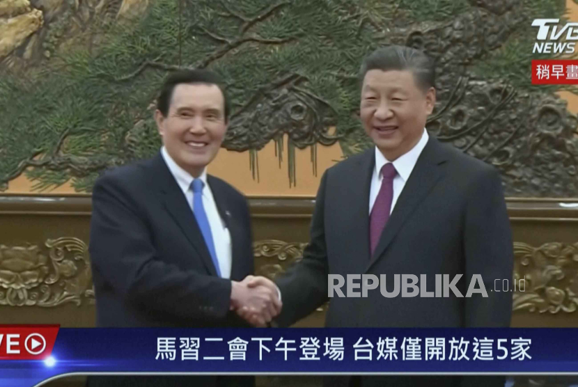 Presiden Cina, Xi Jinping (kanan) bertemu dengan mantan Presiden Taiwan, Ma Ying-jeou, di Beijing, Cina, pada Rabu (10/4/2024) dalam upaya untuk mendorong unifikasi antara pihak-pihak yang berpisah di