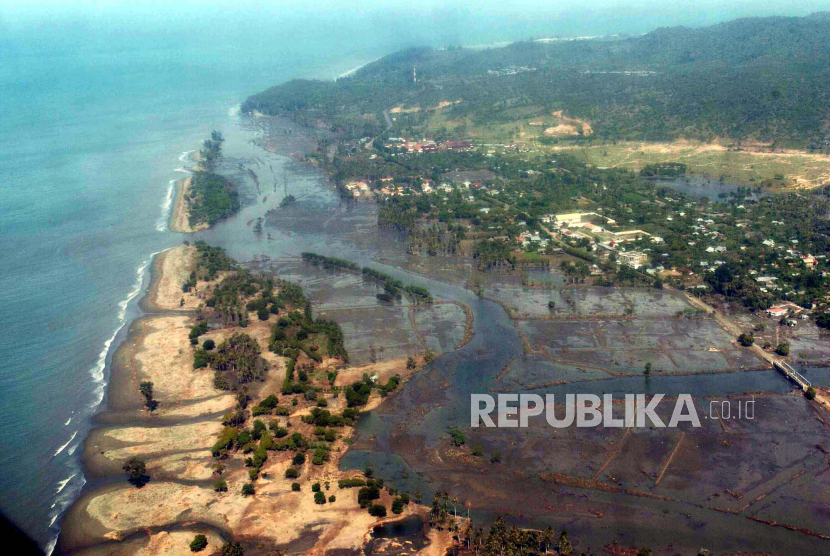  FILE - Dalam foto file 27 Desember 2004 ini, pemandangan dari udara menunjukkan daerah-daerah yang terkena tsunami di dekat pinggiran pantai Banda Aceh, ibu kota provinsi Aceh, masih tergenang air.  Pemkab Simeulue menjadikan hikayat linon dan smong sebagai bagian dari strategi mitigasi bencana.