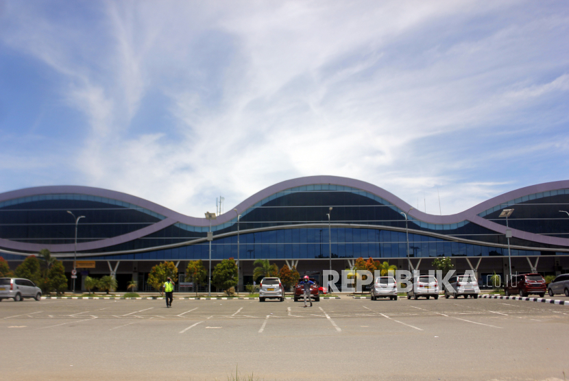Petugas bandara dan pengantar berjalan di area parkir Bandara Domine Eduad Osok (DEO) Kota Sorong, Papua Barat, Senin (30/3/2020). 