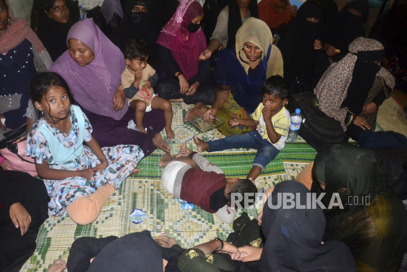 Pengungsi Rohingya  beristirahat di dalam masjid yang dijadikan tempat penampungan sementara setelah mereka mendarat di Kuala Matang Peulawi, Provinsi Aceh, Senin ( 27/3/2023). 