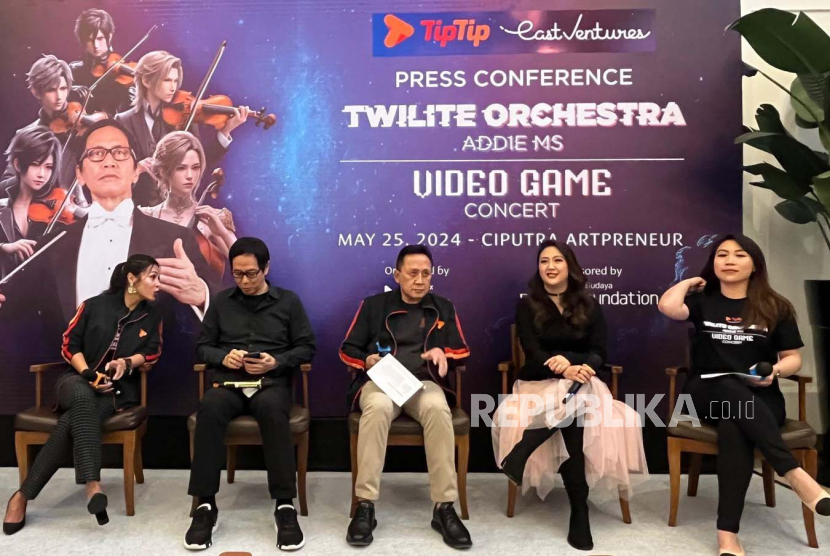Komposer dan konduktor Twilite Orchestra, Addie MS, Triawan Munaf, musisi Sherina Munaf, dan tim kreatif konser Video Game Concert dalam jumpa pers di Jakarta Selatan, Jumat (22/3/204). 