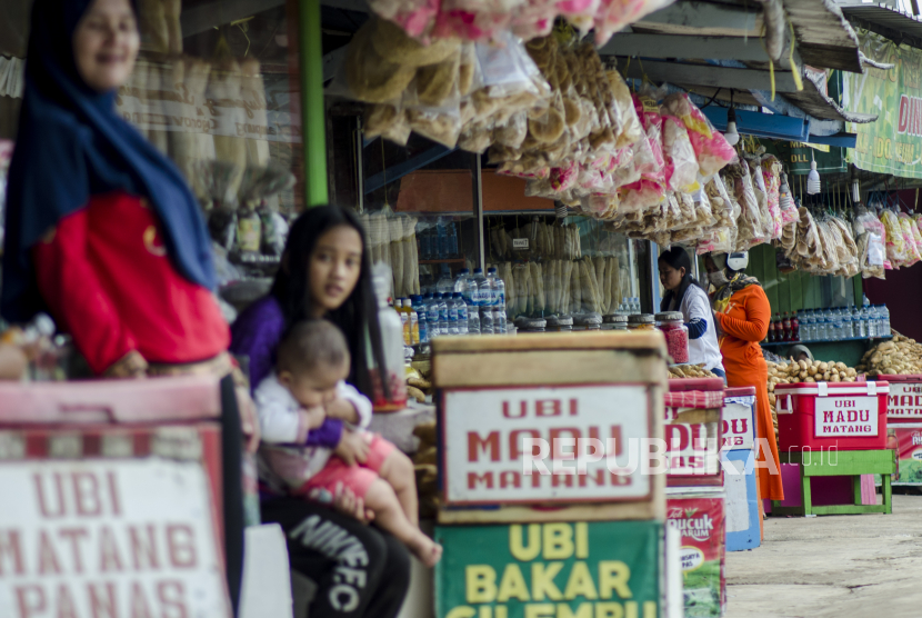 Pedagang menjual oleh-oleh dan jajanan khas Jawa Barat di Nagreg, Kabupaten Bandung, Jawa Barat, Rabu (27/5/2020). Pedagang oleh-oleh di kawasan tersebut mengalami penurunan omset  80 hingga 90 persen menjadi Rp80 ribu per hari dari penjualan pada musim arus mudik dan arus balik pada tahun lalu yang mencapai Rp5 Juta per hari karena terdampak larangan mudik dan PSBB Pandemi COVID-19