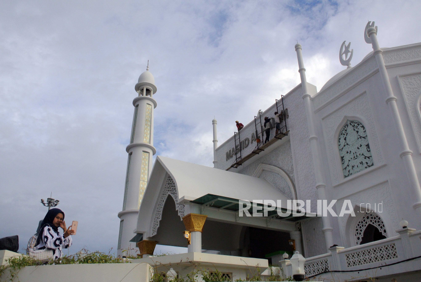 Satgas: Kafilah MTQ Nasional Wajib Terapkan Protokol. Pekerja menyelesaikan pemasangan nama di Masjid Al-Hakim yang merupakan salah satu venue Perhelatan Musabaqah Tilawatil Quran (MTQ) tingkat Nasional ke-28 di Padang, Sumatera Barat, Kamis (5/11/2020). Perhelatan MTQ Nasional ke-28 akan dibuka pada 14 November 2020 dan diikuti 1.500- an kafilah itu akan menggunakan 12 venue di Kota Padang. 