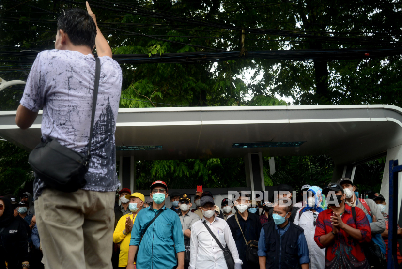 Sejumlah orang melakukan aksi unjuk rasa di depan Kantor MUI Pusat, Jakarta, Kamis (6/7/2023). Mereka meminta MUI tidak bertindak melampaui kewenangannya terkait dengan polemik Ponpes Al-Zaytun. Massa terpantau ramai sejak pagi untuk ikut unjuk  rasa. Aksi tetap berlangsung meski gerimis mengguyur.