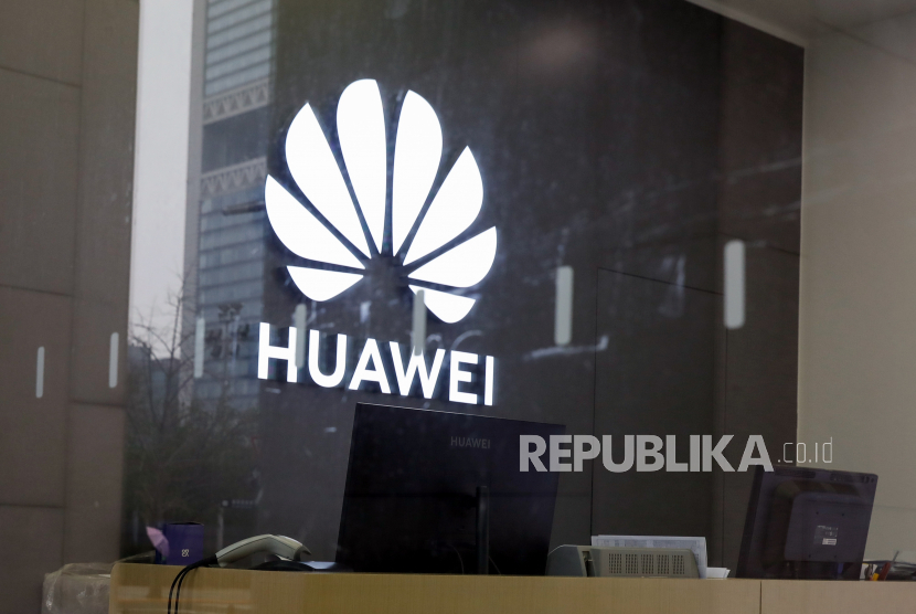  Pemandangan logo Huawei di dalam sebuah toko di Beijing, China, 29 Maret 2022. 