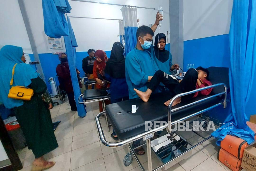 Sejumlah siswa SDN Jati 3, Kecamatan Saguling, Kabupaten Bandung Barat, mengalami gejala keracunan makanan diduga setelah mengonsumsi jajanan cimin.