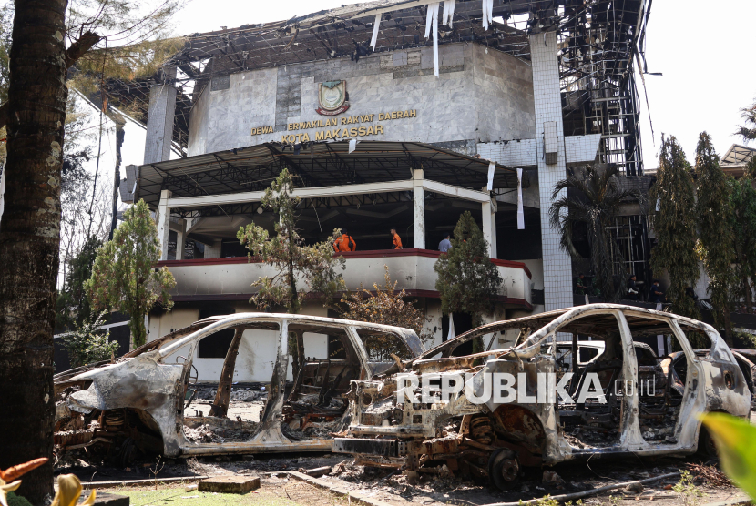 Petugas BPBD Makassar melakukan pengumpulan data pascakericuhan Aksi 29 Agustus di Kantor DPRD Kota Makassar, Sulawesi Selatan, Sabtu (30/8/2025). 