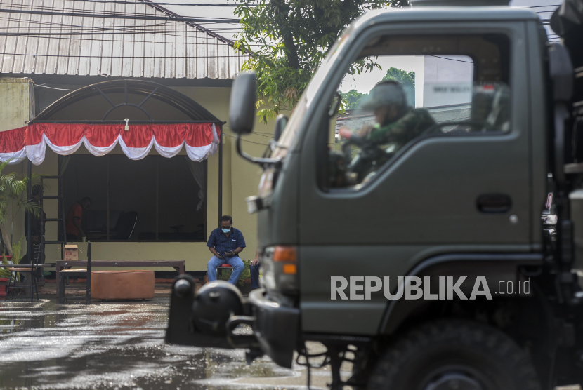 Suasana pasca penyerangan di Polsek Ciracas, Jakarta, Sabtu, (29/8). Polsek Ciracas dikabarkan diserang oleh sejumlah orang tak dikenal pada Sabtu (29/8) dini hari. Republika/Putra M. Akbar