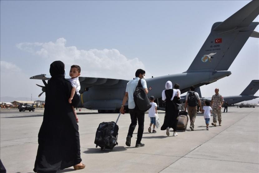 Pemerintah Australia pada Kamis (19/8) meminta warganya dan warga negara Afghanistan pemegang visa Australia untuk segera mengungsi ke bandara di Kabul untuk penerbangan evakuasi.