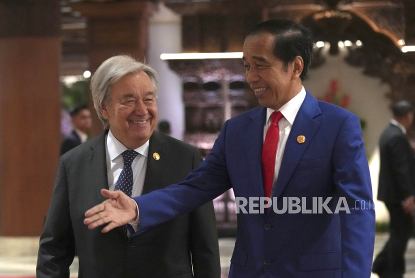  Presiden Joko Widodo (kanan) menyambut Sekjen Perserikatan Bangsa-Bangsa (PBB) Antonio Guterres pada KTT ASEAN-PBB di JCC, Jakarta, Kamis (7/9/2023). 