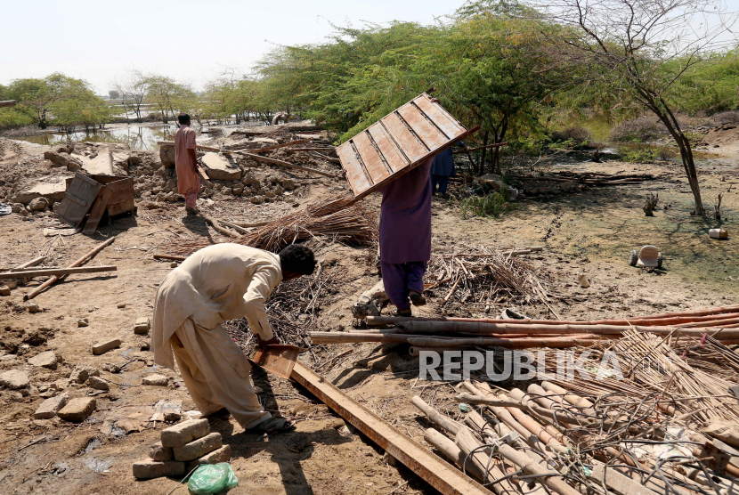  Penduduk setempat membangun kembali rumah yang rusak akibat banjir, di distrik Mirpur Khas, provinsi Sindh, Pakistan. Pakistan Meminta Lebih Banyak Bantuan Banjir