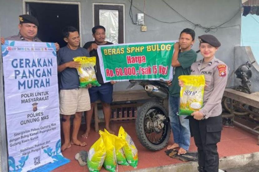 Polres Gumas salurkan beras SPHP ke rumah penerima program GPM.