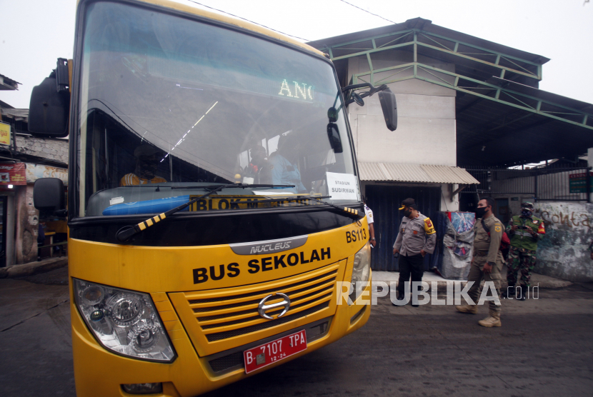 Bus gratis yang disediakan Pemprov DKI menunggu penumpang di Stasiun Bojonggede, Kabupaten Bogor, Senin (15/6).