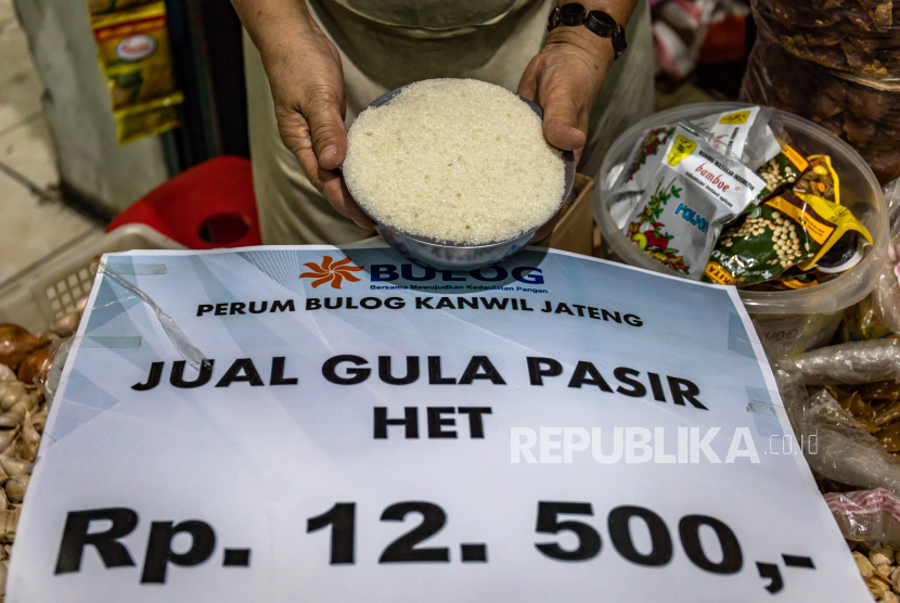 Seorang pedagang menunjukkan gula pasir yang dijual sesuai Harga Eceran Tertinggi (HET), beberapa waktu lalu. Perusahaan Perdagangan Indonesia (PPI) segera merealisasikan impor 50 ribu ton gula untuk stabilisasi harga.