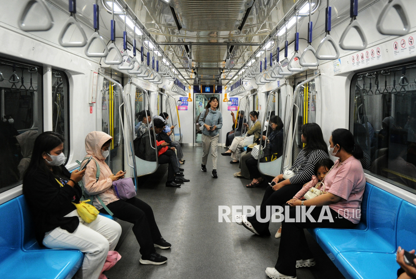 Penumpang berada di dalam gerbong MRT Jakarta, Senin (18/8/2025). 