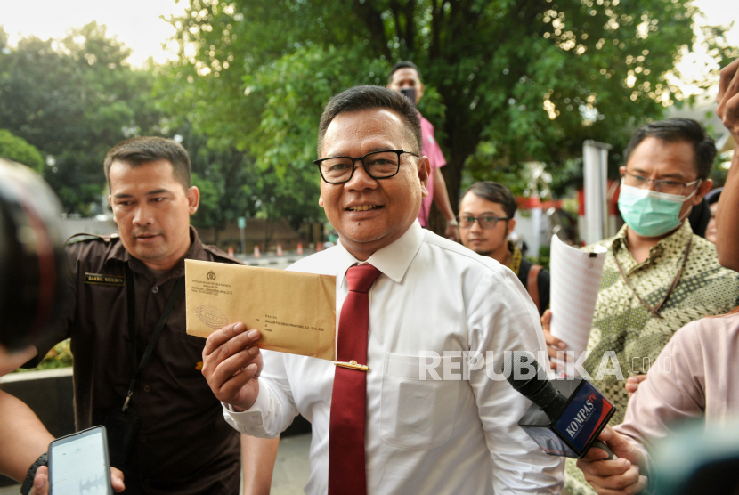 Brigjen Endar Priantoro menunjukan surat keputusan saat tiba untuk bertemu pimpinan KPK di Gedung Merah Putih KPK, Jakarta, Rabu (5/7/2023). Brigjen Endar kini kembali berdinas di KPK setelah sempat diberhentikan dan dikembalikan ke Mabes Polri. Endar akan menduduki jabatan lamanya sebagai Direktur Penyelidikan (Dirlidik) KPK.